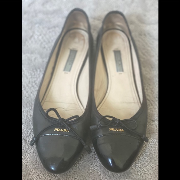 Prada flat - Picture 1 of 3